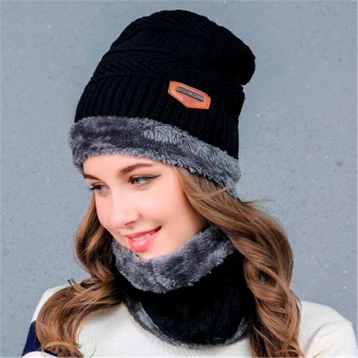 Čepice a šála jsou vyrobeny z měkkého, teplého a prodyšného materiálu!