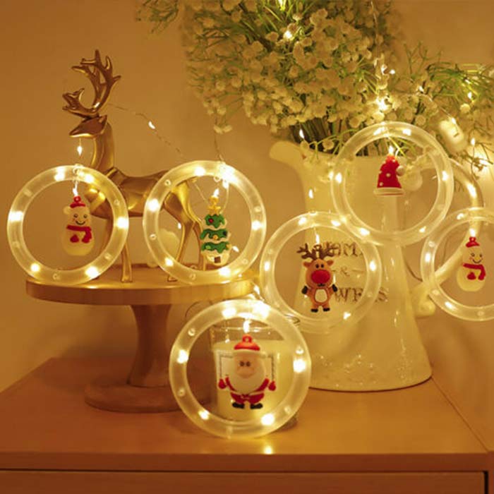 Vánoční ozdoby mají 10 kroužků se svátečními figurkami - Santa Claus, jelen, sněhulák, vánoční čepice a vánoční stromek.